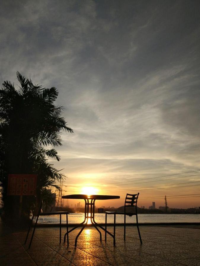 Hotel Gunawangsa Merr Surabaya Esterno foto